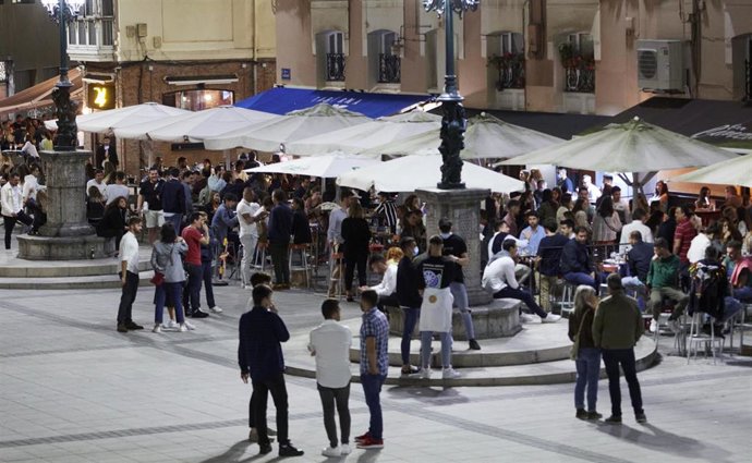 Archivo - Ambiente en una calle de bares de Santander