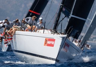 El Rey Felipe VI, al timón del Aifos 500 en la Copa del Rey de vela que se está disputando en aguas de Palma