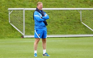 El entrenador del FC Barcelona, Ronald Koeman, en un entrenamiento en el 'stage' de pretemporada en la Ciudad Deportiva del Red Bull Salzburg
