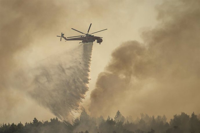 Imagenes de les tasques d'extinció d'incendis a Grcia.
