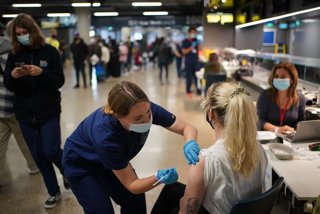 Archivo - 20 June 2021, United Kingdom, London: Rosi Stamp, 25, receives a dose of Pfizer BioNTech COVID-19 vaccine at an NHS Vaccination Clinic at Tottenham Hotspur's stadium. The NHS is braced for high demand as anyone in England over the age of 18 can 