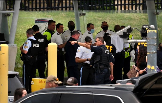 Policías y funcionarios cerca del violento incidente frente al edificio del Pentágono.