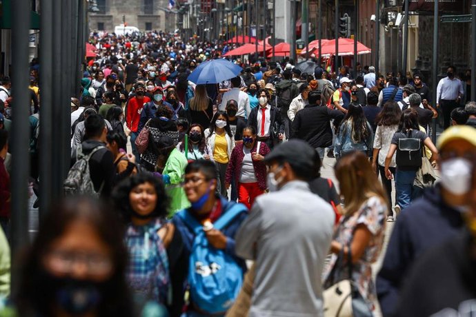 Personas pasean por el centro de Ciudad de México en plena tercer ola de la pandemia.