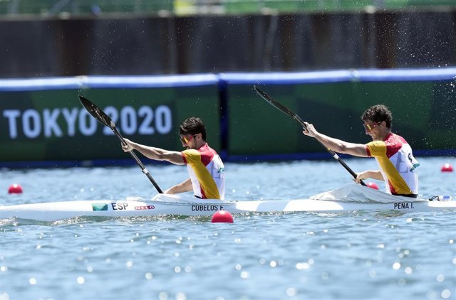 Paco Cubelos e Íñigo Peña durante el K2 1000 metros de los Juegos Olímpicos de Tokio