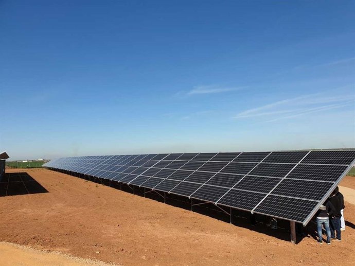 Paneles solares para mejorar la eficiencia energética de los regadíos.