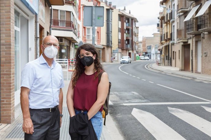 El consejero de Cohesión Territorial, Bernardo Ciriza, y la alcaldesa de Lodosa, Lourdes San Miguel, visitan la travesía renovada de Lodosa