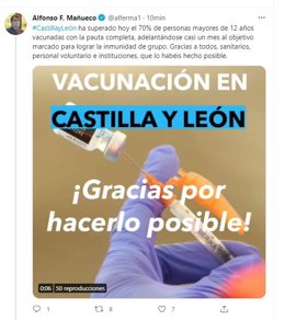 Captura del tuit del presidente de la Junta al alcanzar el 70% de la población mayor de 12 años vacunada.