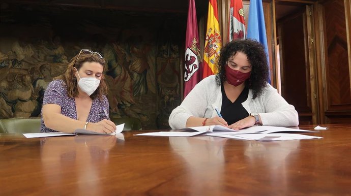 La concejal de Bienestar Social y Juventud, Vera López, y la presidenta de la asociación de voluntarios Club Lions León Avatar, Margarita Puente, en la firma de los convenios.