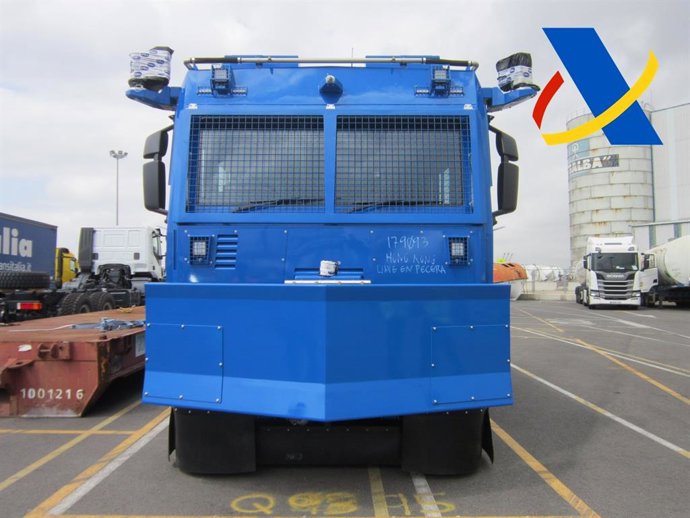 Archivo - La Agencia Tributaria frena el intento de exportación desde Valencia de un vehículo antidisturbios sin autorización con destino a China