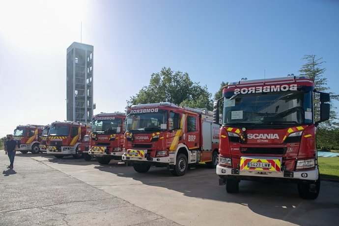 Archivo - Camiones de bombero en el parque central de la Diputación