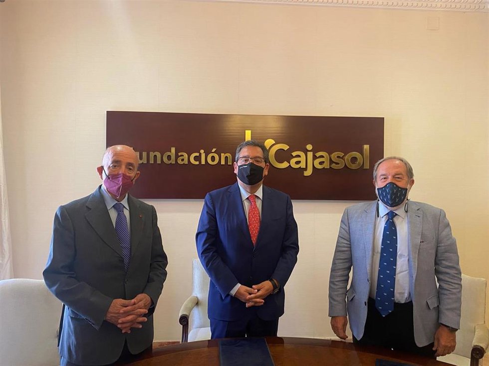 (I-D) Los Presidentes De La Fundación Cajasol, Antonio Pulido, De La ONG África Arco Iris, Jesús Mejías, Y De La Fundación Instituto Hispalense De Pediatría, Alfonso Carmona, Han Firmado Un Convenio De Colaboración Para Vacunar Contra La Meningitis