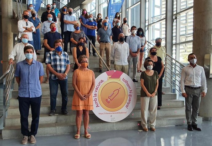 La presidenta del Govern, Francina Armengol; la consellera de Asuntos Sociales y Deportes, Fina Santiago, y las federaciones deportivas de Baleares en un acto conjunto en el Velódromo de Palma