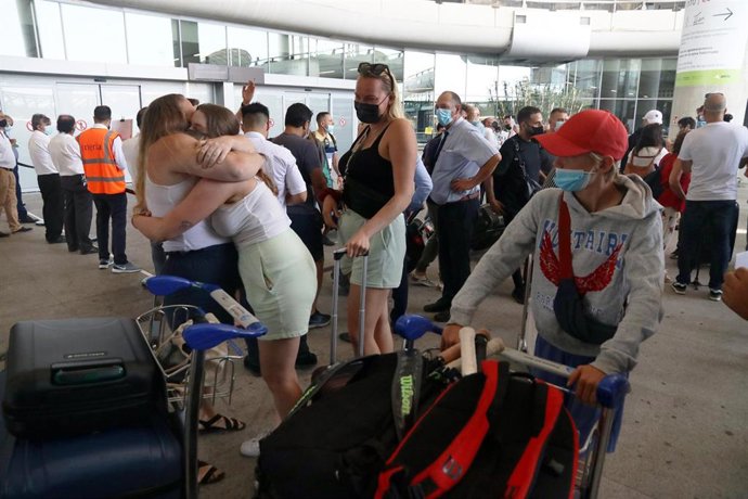 Llegada de turistas de varias nacionalidades al aeropuerto de Málaga en foto de archivo.