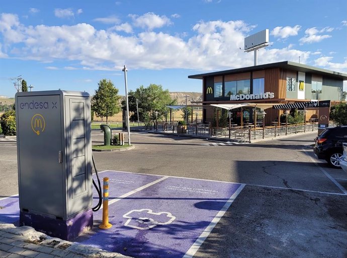 Punto de recarga de Endesa X en un restaurante de McDonald's