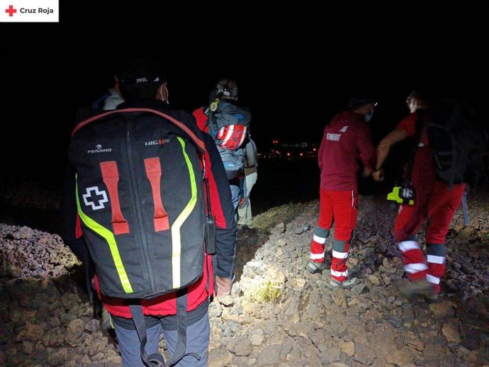 Efectivos del dispositivo que ha rescatado a 29 personas en un sendero del Parque Nacional del Teide