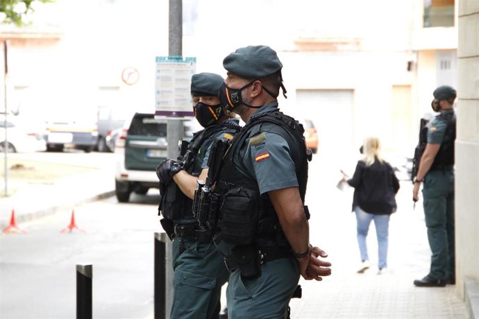 Archivo - Dos agentes de Guardia Civil, en una imagen de archivo.
