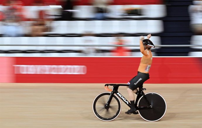05 August 2021, Japan, Izu: Netherlands' Shanne Braspennincx celebrates after the Women's Keirin Final race of the Cycling Track competitions, at the Izu Velodrome, as part of the Tokyo 2020 Olympic Games. Photo: Sebastian Gollnow/dpa