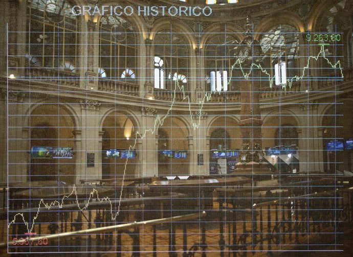 Valores del Ibex 35 en los paneles del Palacio de la Bolsa, a 9 de julio de 2021, en Madrid, (España). 