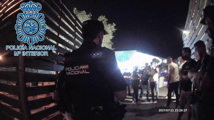 La Policía Nacional y la Inspección de Trabajo han realizado una inspección conjunta en una discoteca de la localidad de Dos Hermanas (Sevilla).