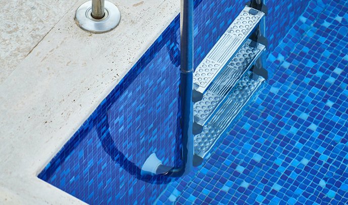 Archivo - Imagen de una piscina.