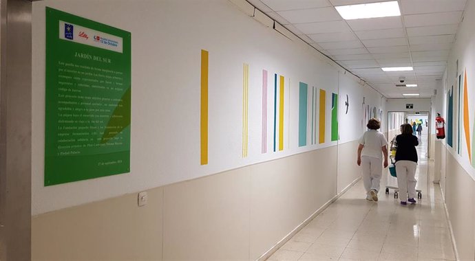 Archivo - Decoración de los pasillos de las Urgencias del Hospital 12 de Octubre