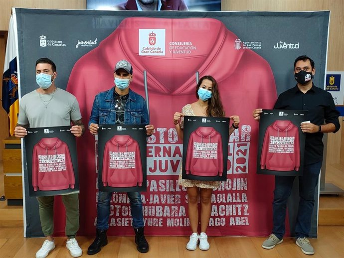 De izquierda a derecha: Integrantes de Efecto Pasillo, la consejera de juventud del Cabildo de Gran Canaria, Olaia Martín y el Mago Abel