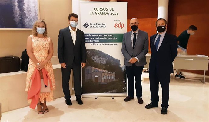 El consejero de Industria, Enrique Fernández, participa en los Cursos de La Granda.