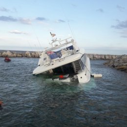 Yate a la deriva en la zona de baños del Frum de Barcelona.
