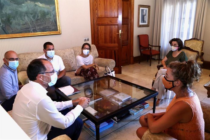 La presidenta del Govern, Francina Armengol, con la consellera de Asuntos Sociales y Deportes, Fina Santiago, en la audiencia a representantes de la Red por la Inclusión Social-EAPN Baleares.