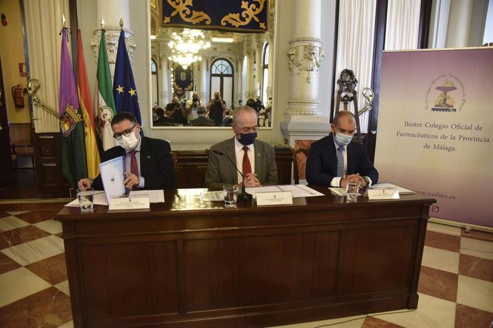 Firma de un acuerdo para instalar desfibriladores en farmacias