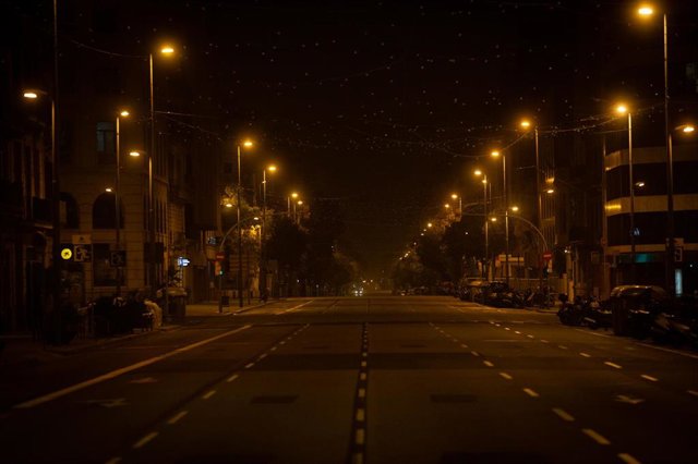 Archivo - Calle de Aragó totalmente vacía al inicio del toque de queda impuesto de 22.00 horas a 06.00 horas por la crisis sanitaria del Covid-19, en Barcelona, Catalunya, (España), a 2 de noviembre de 2020.