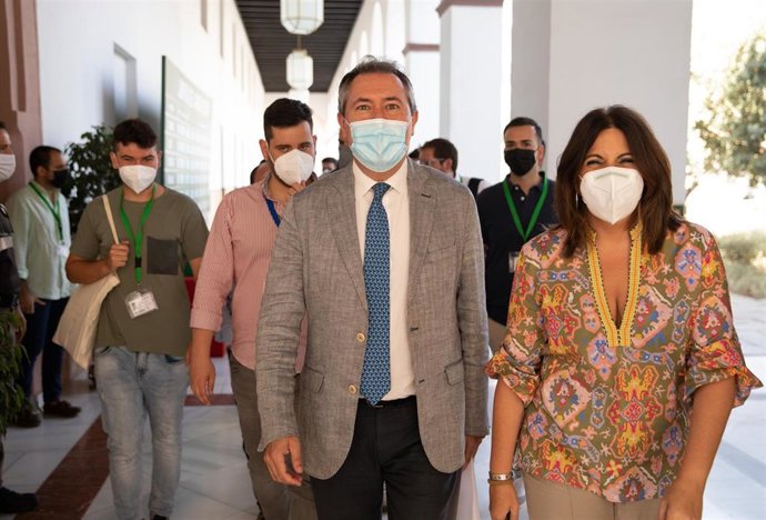El secretario general del PSOE, Juan Espadas, y la portavoz en el Parlamento de Andalucía, Angeles Férriz, en una imagen de 21 de julio.