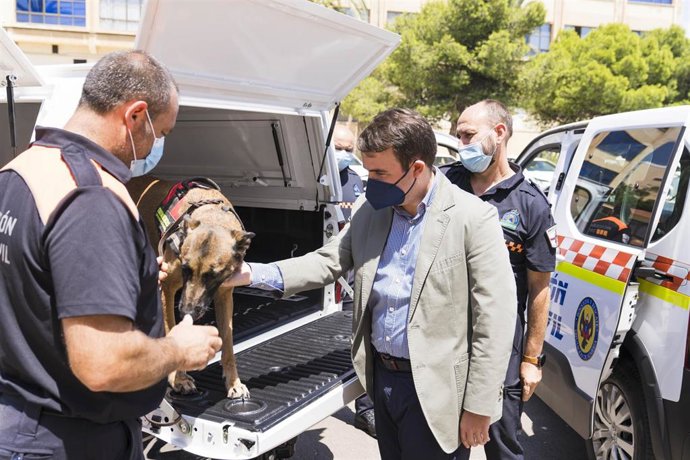 El diputado provincial de Presidencia, Fernando Giménez, en la puesta en servicio de tres nuevos vehículos de Protección Civil.