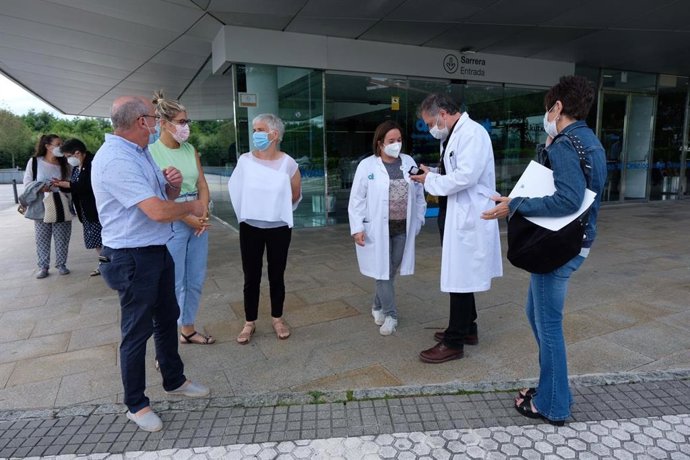 Los representantes de EH Bildu Juan Karlos Izagirre y Rebeka Ubera en el exterior del Onkologikoa de San Sebastián