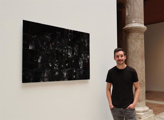 El artista Jorge Isla, ganador del V premio de arte Joaquina Zamora por su obra 'Le Reflet IX'.