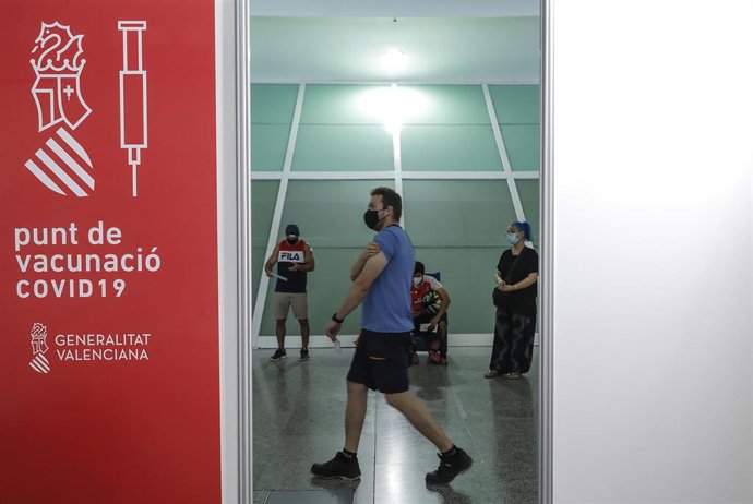 Un hombre recién vacunado contra el Covid-19