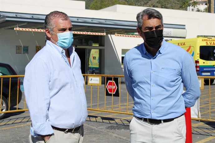 Javier Carnero, parlamentario andaluz del PSOE-A (izquierda), junto al alcalde de Benalmádena, Víctor Navas (derecha)