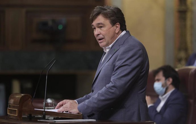 Archivo - El diputado de Teruel Existe, Tomás Guitarte, en una sesión de control al Gobierno en el Congreso de los Diputados.