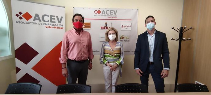 La delegada territorial de Empleo, Formación, Trabajo Autónomo, Transformación Económica, Industria, Conocimiento y Universidades, Carmen Sánchez Sierra, durante un acto en Vélez informa de ayudas.