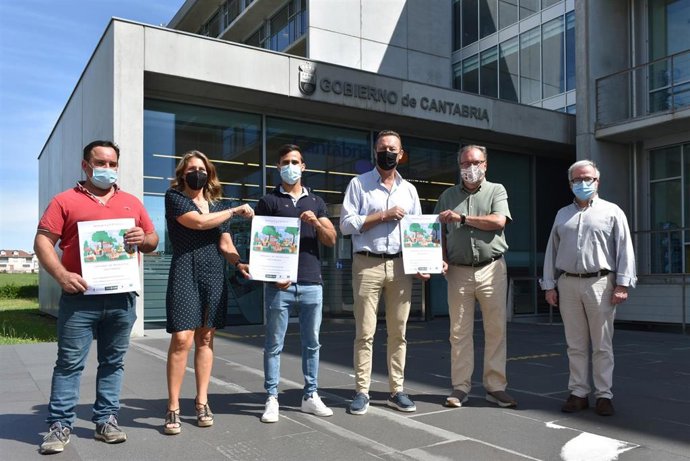El consejero de Desarrollo Rural, Ganadería, Pesca, Alimentación y Medio Ambiente, Guillermo Blanco, presenta, junto al alcalde de Hazas de Cesto, Alejandro Llano, el Mercado de Productos Cántabros