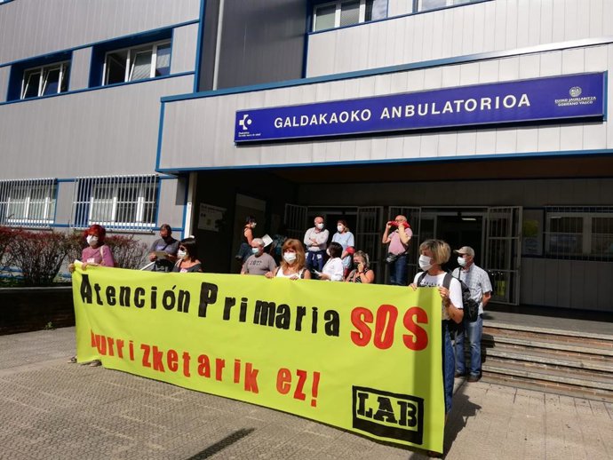 Concentración ante ambulatorio de Galdakao (Bizkaia)