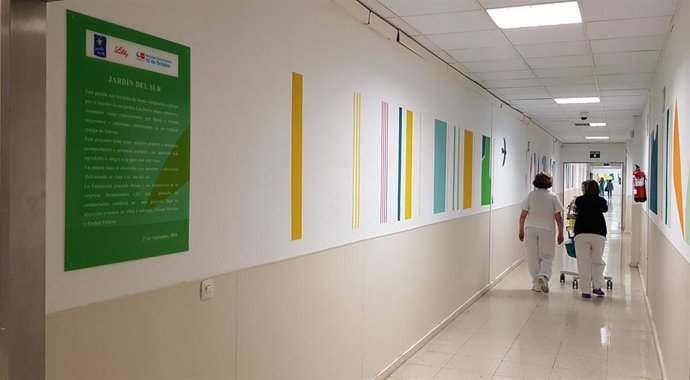 Archivo - Decoración de los pasillos de las Urgencias del Hospital 12 de Octubre