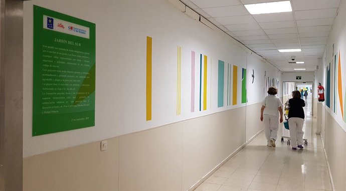 Archivo - Decoración de los pasillos de las Urgencias del Hospital 12 de Octubre