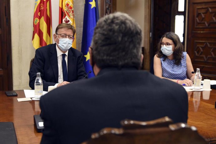 (I-D) El president de la Generalitat, Ximo Puig; el ministro de Inclusión, Seguridad Social y Migraciones, José Luis Escrivá, y la vicepresidenta y consellera de Igualdad y Políticas Inclusivas, Mónica Oltra, durante una reunión