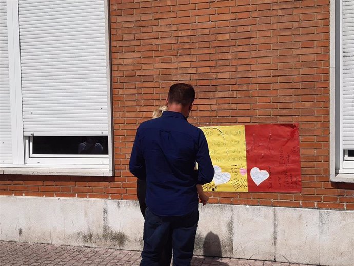 Familiares del joven agredido en Amorebieta ante el cartel de apoyo que se ha colocado en la fachada del hospital de Cruces, donde permanece ingresado.