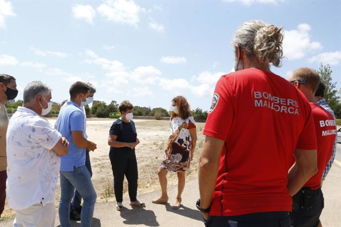 El Consell de Mallorca presenta el proyecto del futuro parque de bomberos de Santanyí.