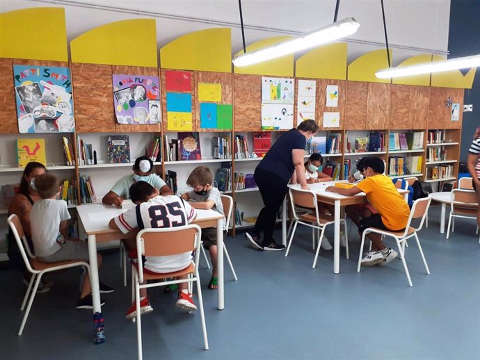 Niños en la biblioteca de Nou Llevant en el marco de la actividad 'Aventures amb lectures'