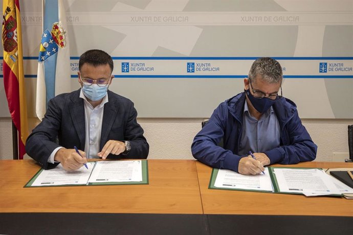 El conselleiro do Medio Rural, José González, firma un convenio de colaboración con la Fundación Paideia Galiza, Guillermo Vergara.