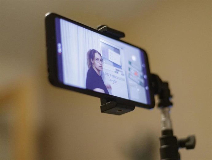 Archivo - Pantalla de un móvil en el que se ve el vídeo de una clase que una profesora de Educación Infantil está grabando para sus alumnos.
