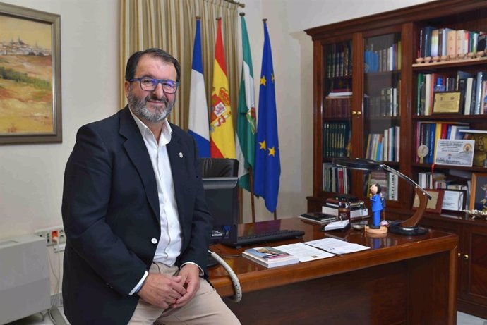 Archivo - El alcalde de Carmona en su despacho en una imagen de archivo 